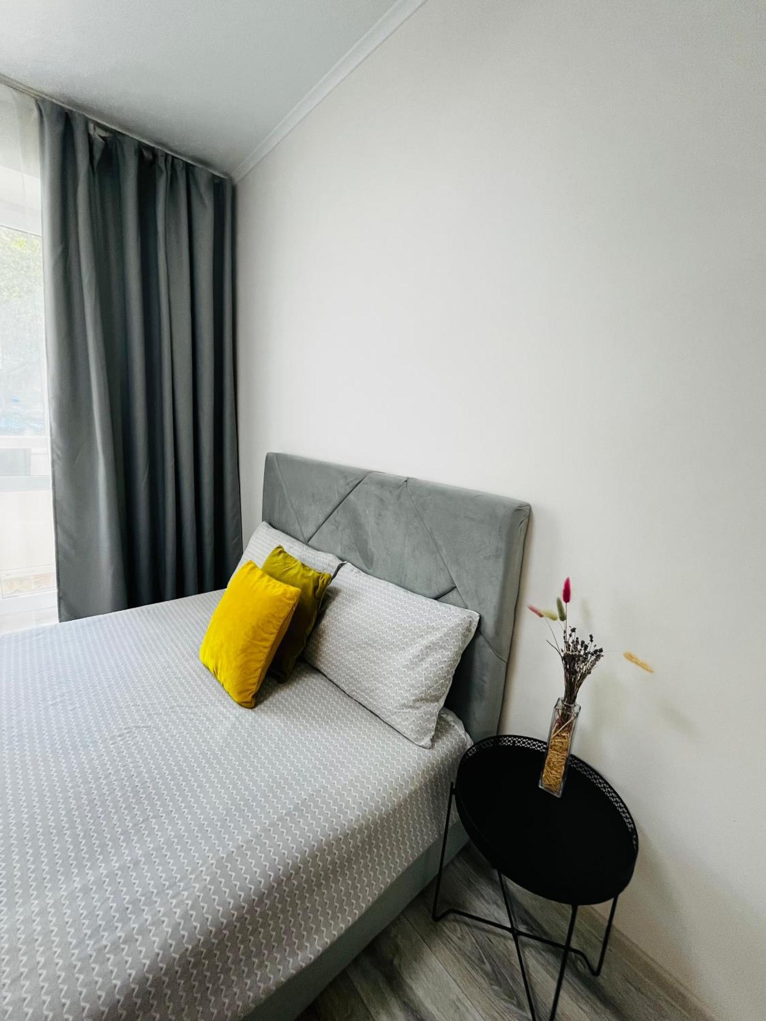 поряд дорослої і дитячої лікарні біля миколайчука, орлика Apartment