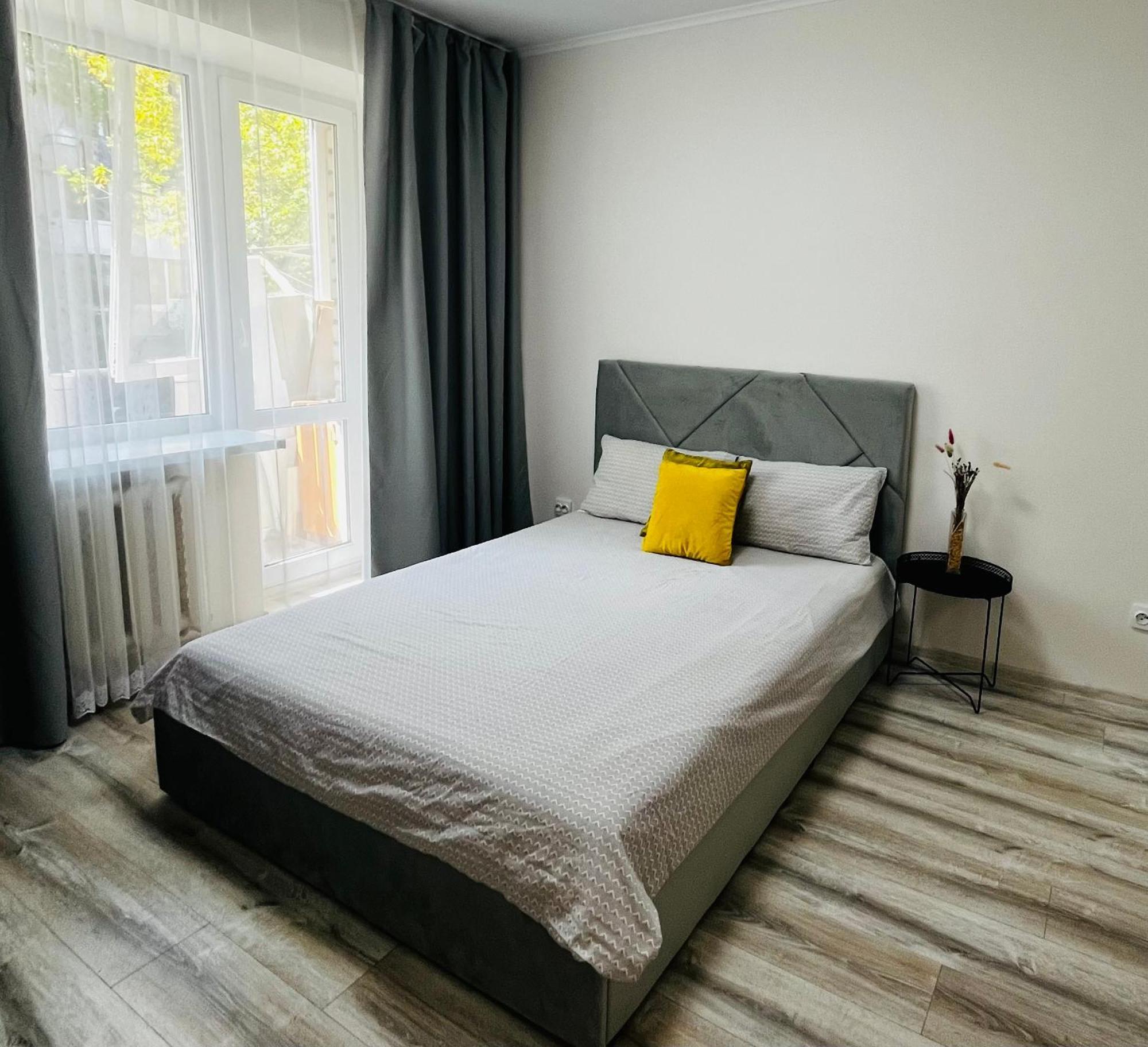 Apartment поряд дорослої і дитячої лікарні біля миколайчука, орлика *